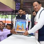 जनदर्शन में अद्भुत दृश्य—भिलाई के अंकुश देवांगन ने मुख्यमंत्री को भेंट की संगमरमर पर बनी प्रधानमंत्री नरेंद्र मोदी की सूक्ष्म प्रतिमा….