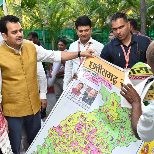 पेंटर शिवकुमार निराला ने मुख्यमंत्री विष्णु देव साय को भेंट किया विशिष्ट ‘राजनीतिक मानचित्र’…