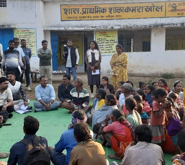 शासन की महत्वपूर्ण योजनाओं के संबंध में जन चौपाल लगाकर आयुक्त एवं संचालक ने की लाभार्थियों से चर्चा….