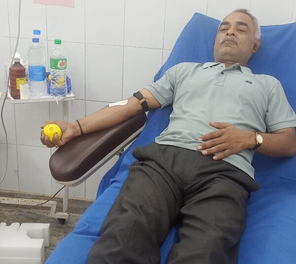 निःशुल्क रक्तदान में जशपुर के सत्येंद्र पाठक दे रहे इंसानियत की मिसाल, लोगों को रक्तदान के लिए कर रहे जागरूक….