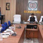 कलेक्टर ने धान खरीदी के मद्देनजर समिति प्रबंधकों एवं पटवारियों की ली बैठक, छोटे किसानों का धान प्राथमिकता से पहले खरीदे….