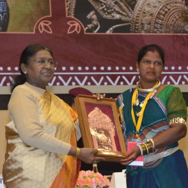 धातुकला में उत्कृष्ट योगदान के लिए हीराबाई को राष्ट्रपति के हाथों मिला सम्मान….