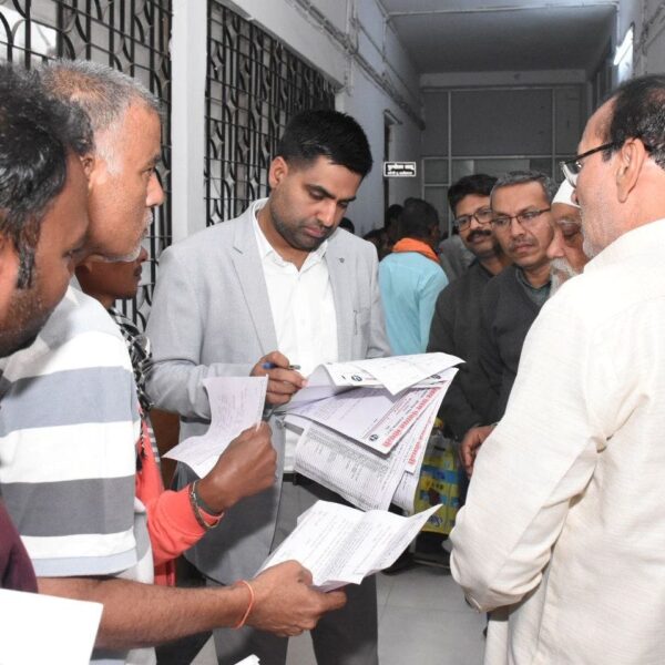 कलेक्टर ने जनदर्शन में पहुंचे जनसामान्य की समस्याओं को संवेदनशीलपूर्वक सुना…..