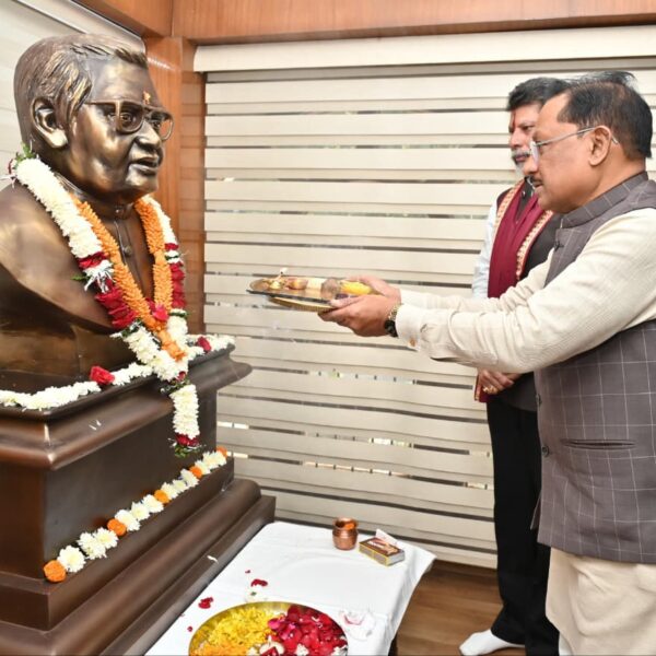 मुख्यमंत्री ने भारत रत्न अटल बिहारी वाजपेयी की प्रतिमा पर माल्यार्पण कर दी श्रद्धांजलि….