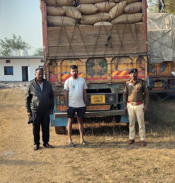 अवैध धान परिवहन करने वालो पर बड़ी कार्यवाही आबकारी नाका चिल्हाटी के पास पकडी गई दो ट्रकें…