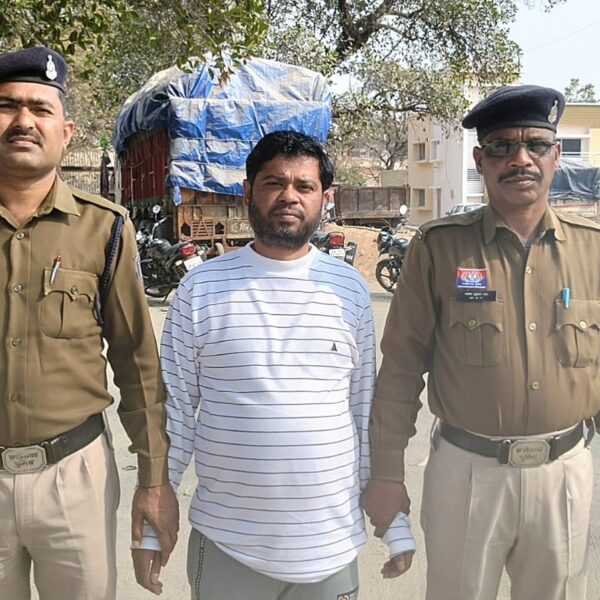 धान उपार्जन केन्द्र कोनपारा से 6.55 करोड़ के धान की अनियमितता का मास्टरमाइंड फरार आरोपी समिति प्रबंधक जयप्रकाश साहू गिरफ्तार…..