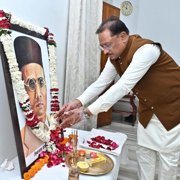 वीर सावरकर की पुण्यतिथि पर मुख्यमंत्री ने अर्पित की श्रद्धांजलि…..