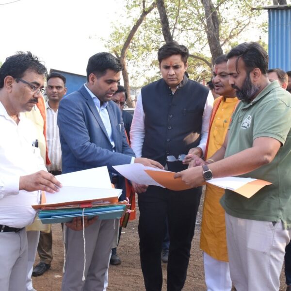 महापौर, पूर्व सांसद और कलेक्टर ने शहर के प्रमुख विकास कार्यों का किया निरीक्षण, अधिकारियों को दिए आवश्यक निर्देश…..