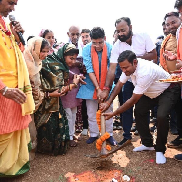 ग्रामीण विकास को नई रफ्तार: राजस्व मंत्री टंकराम वर्मा ने 7.82 करोड़ की लागत से बनने वाले नवापारा–सकरी–सतभांवा मार्ग का किया भूमिपूजन….