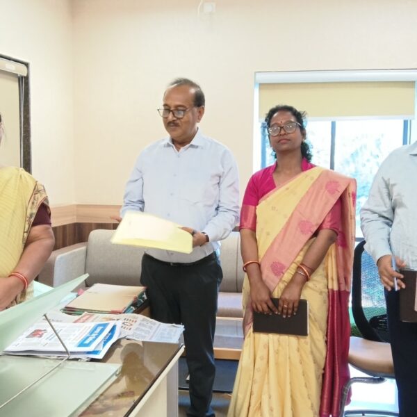 झारखंड के सूचना एवं जनसंपर्क विभाग की टीम ने छत्तीसगढ़ संवाद द्वारा प्रकाशित ‘रोजगार और नियोजन’ की ली जानकारी…