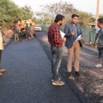 कलेक्टर ने सड़क की मोटाई मापकर निर्माण कार्य की गुणवत्ता का किया आकलन…