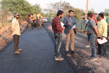कलेक्टर ने सड़क की मोटाई मापकर निर्माण कार्य की&hellip;