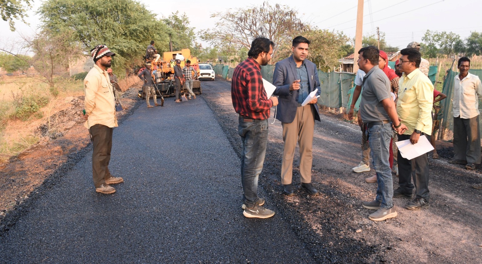 कलेक्टर ने सड़क की मोटाई मापकर निर्माण कार्य&hellip;