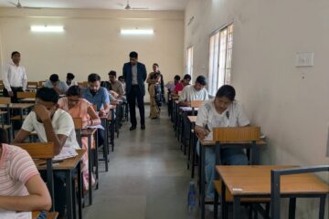 कलेक्टर ने विभिन्न परीक्षा केंद्रों का औचक निरीक्षण कर&hellip;