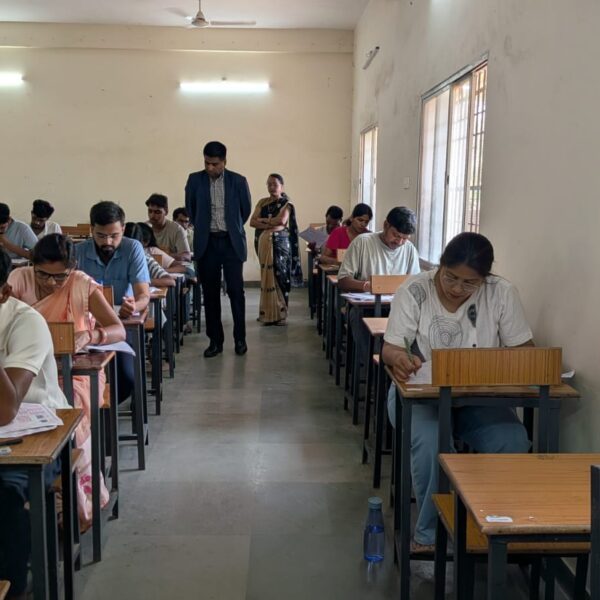 कलेक्टर ने विभिन्न परीक्षा केंद्रों का औचक निरीक्षण कर व्यवस्थाओं का लिया जायजा…