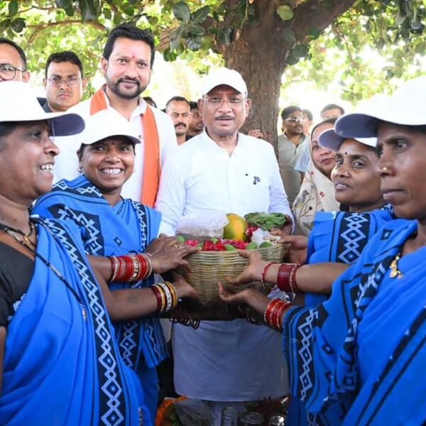 सुशासन तिहार: सरोधी में महिला स्व सहायता समूह ने मुख्यमंत्री को भेंट की स्थानीय उत्पादों की टोकरी…