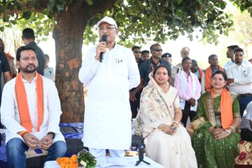 कटहल–गुलमोहर की छांव में सजी चौपाल, मुख्यमंत्री ने सरोधी&hellip;