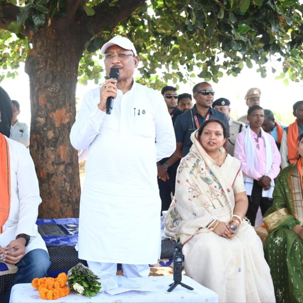 कटहल–गुलमोहर की छांव में सजी चौपाल, मुख्यमंत्री ने सरोधी में सुनी जनता की आवाज….
