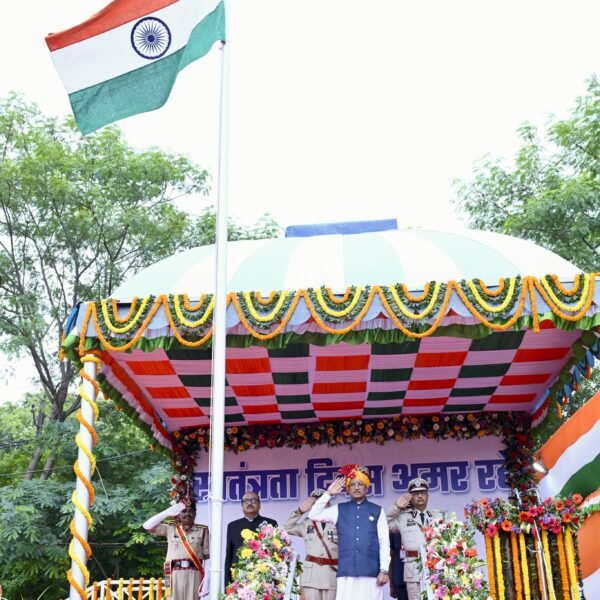 मुख्यमंत्री ने स्वतंत्रता दिवस के मुख्य समारोह में ध्वजारोहण कर प्रदेशवासियों को दी शुभकामनाएं….