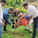 क्षेत्रीय प्रशासनिक भवन प्रांगण में मुख्य अभियंता ने अधिकारियों के साथ वृक्षारोपण कर लिया सुरक्षा का संकल्प…..