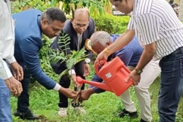 क्षेत्रीय प्रशासनिक भवन प्रांगण में मुख्य अभियंता ने अधिकारियों&hellip;