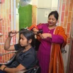 सेवा की कहानी: हुनर ने दी आत्मनिर्भरता की राह, ब्यूटी पार्लर से किरण को हर माह 12 से 20 हजार रुपये तक की आय….