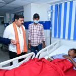 उप मुख्यमंत्री विजय शर्मा ने अस्पताल पहुंचकर जाना सड़क हादसे में घायलों का हाल….