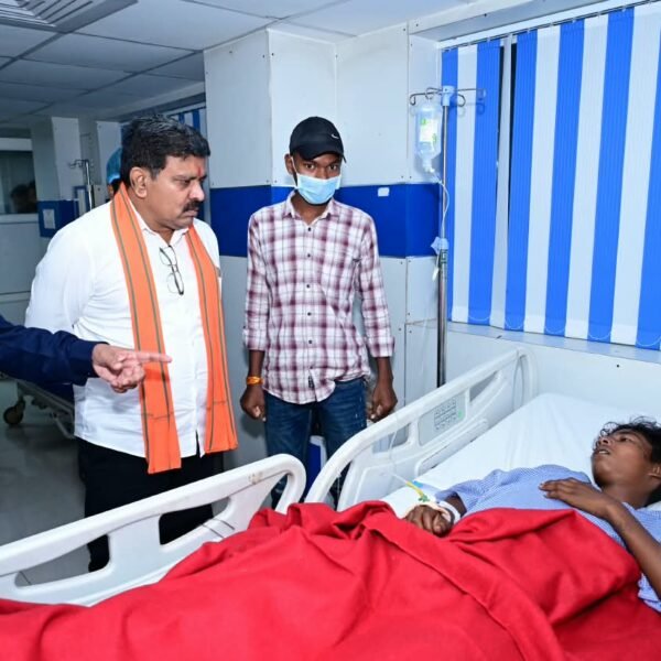 उप मुख्यमंत्री विजय शर्मा ने अस्पताल पहुंचकर जाना सड़क हादसे में घायलों का हाल….