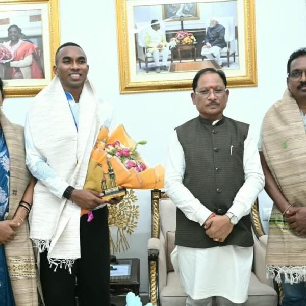 मुख्यमंत्री से एशियन गेम्स के कांस्य पदक विजेता एथलीट अनिमेष कुजूर ने की सौजन्य मुलाकात…