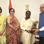 राष्ट्रपति श्रीमती द्रौपदी मुर्मु को राज्यपाल ने भेंट की पहाड़ी मैना की प्रतिकृति….