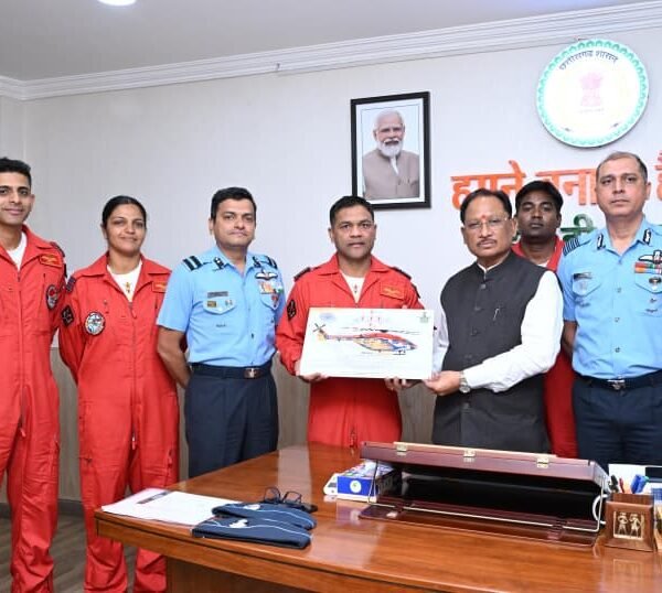 मुख्यमंत्री से भारतीय वायु सेना की सारंग हेलीकॉप्टर डिस्प्ले टीम ने की सौजन्य मुलाकात….